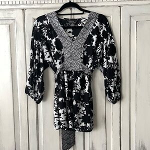 GEORGE 3/4 Sleeve Belted Top in Black/White LG